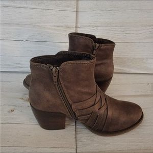 GYPSY JAZZ/VERY G- GOVERNOR TAUPE BOOTS (brand new no box)